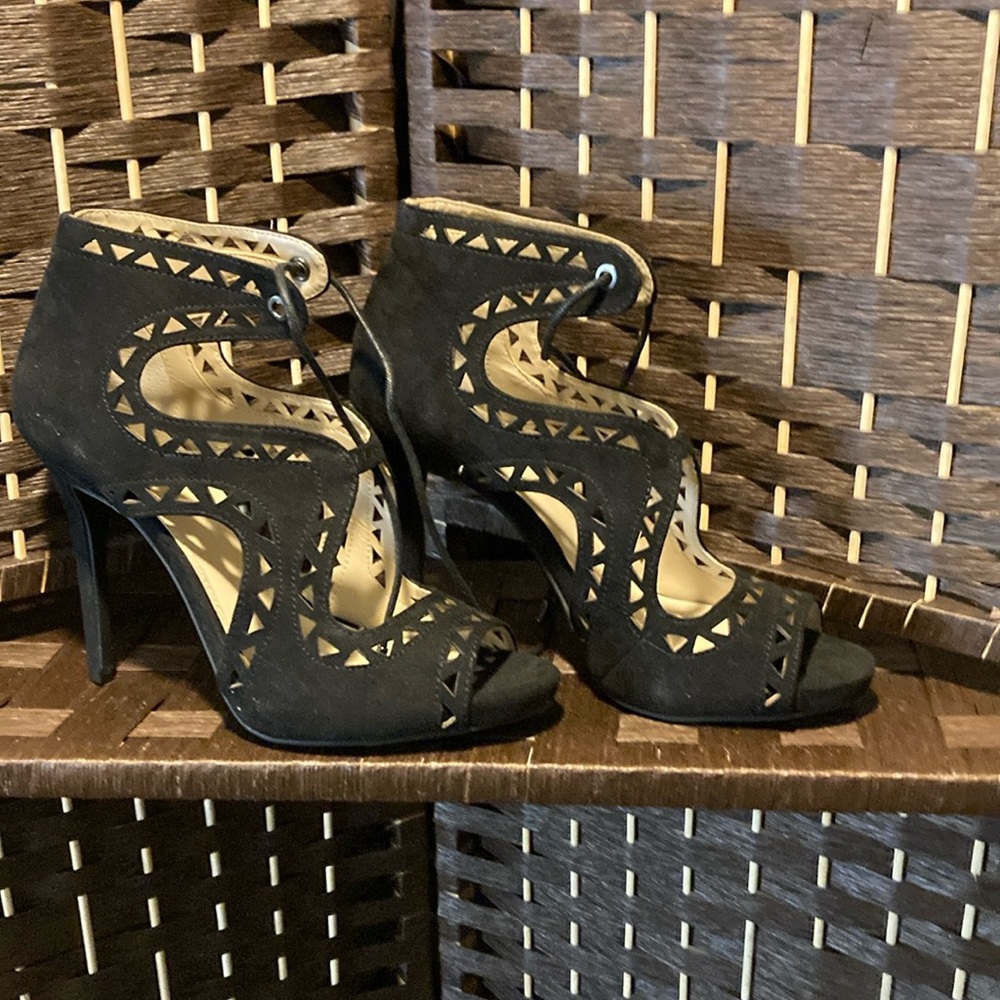 Jennifer Lopez black suede shoe